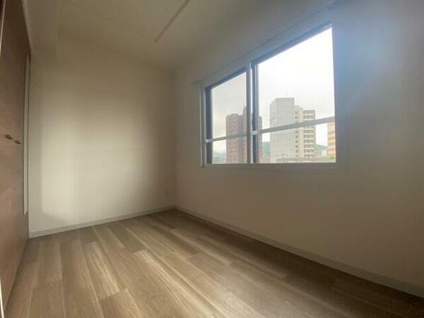 画像5:寝室を別角度から撮りました。どう家具を配置しますか？