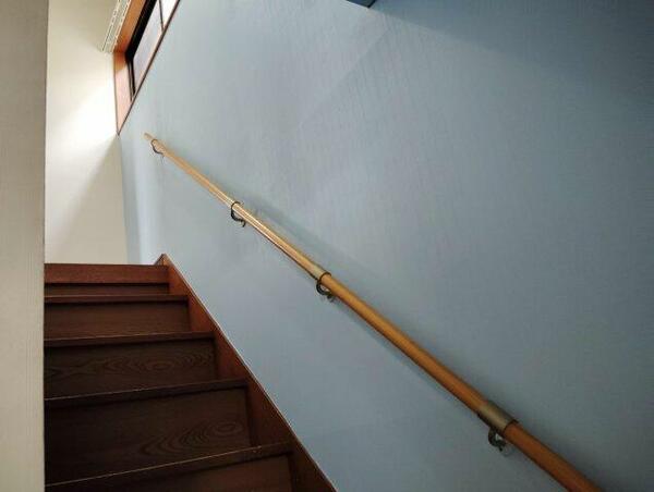 階段は、青空のようなツートンカラー。