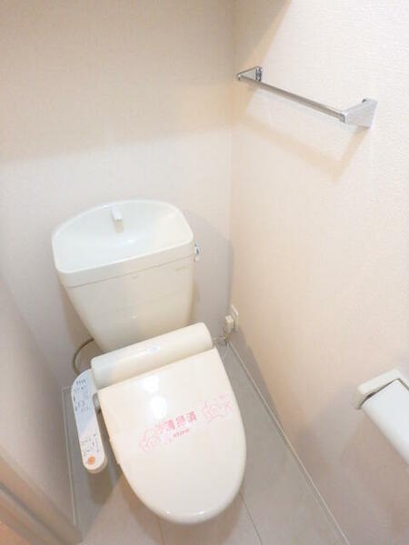 画像12:洗浄機能付便座のトイレは上部に棚付