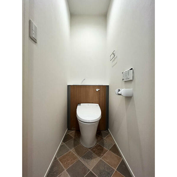 画像7:システムトイレで収納力アリ！温水洗浄便座