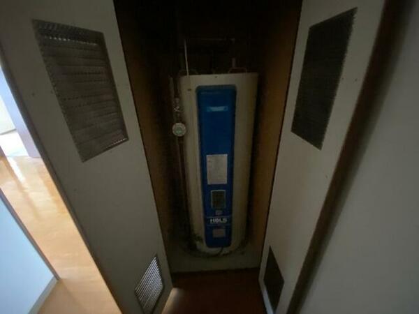画像14:電気温水器です。オール電化でお得で安心ですね。