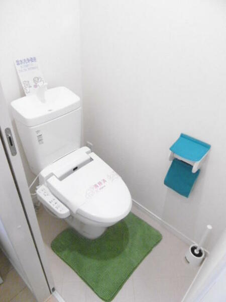 画像10:※小物は設備ではありません。清潔感のあるトイレは温水洗浄便座付き。
