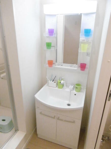 画像9:※小物は設備ではありません。朝の身支度が捗るシャワー水栓付きの洗面化粧台完備