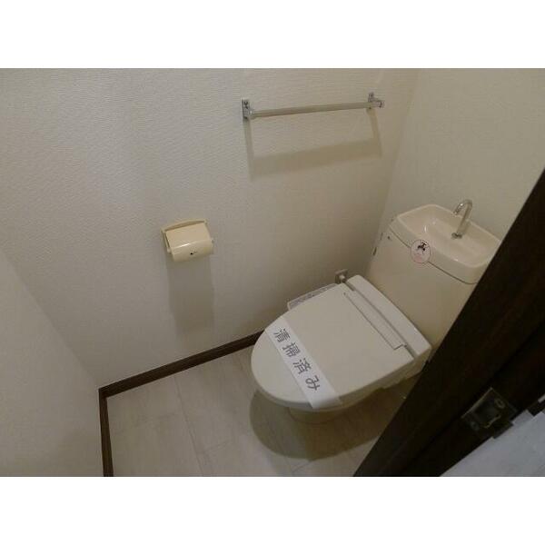 画像8:あると嬉しい温水洗浄便座付きトイレです