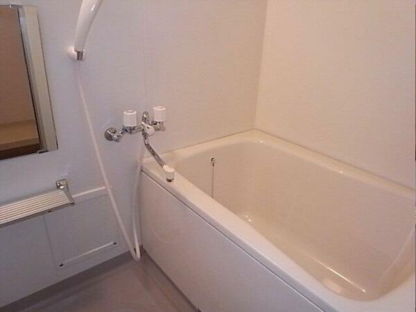 浴室：コンパクトで使いやすいお風呂です