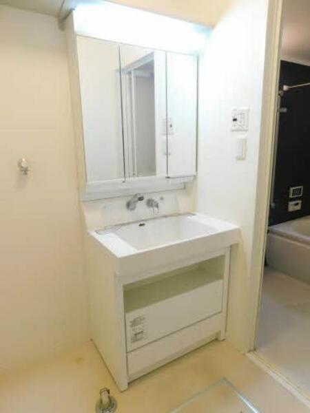 画像9:洗面所には三面鏡付の洗髪洗面台が御座います。棚も機能的に作られておりますね。