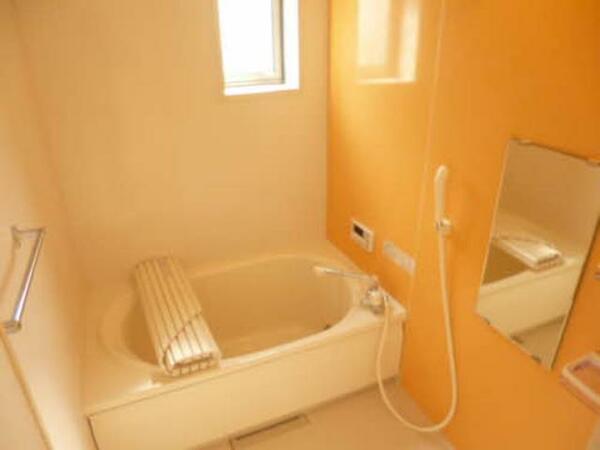 画像4:ゆったりバスタイムを満喫できる追焚給湯器付きのお風呂です。