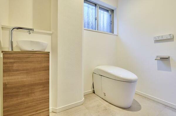 １階トイレ、洗浄保温便座、手洗いカウンター