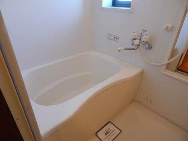 浴室：浴室には小窓があり換気に便利です！