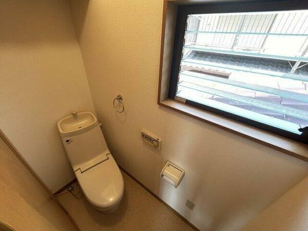 画像14:2階トイレです。温水洗浄便座付きです！