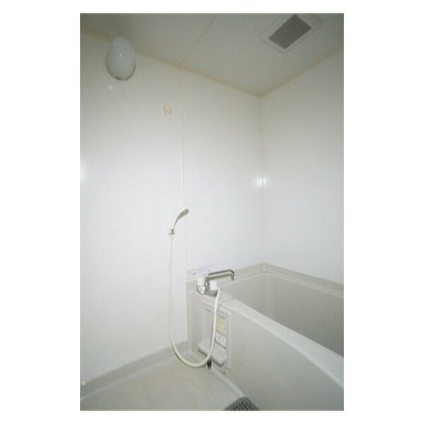 画像6:清潔感のあるバスルーム