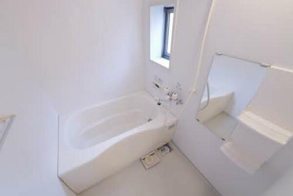 画像9:浴室には小窓があり明るい印象です。うれしい追い焚き機能付きです。