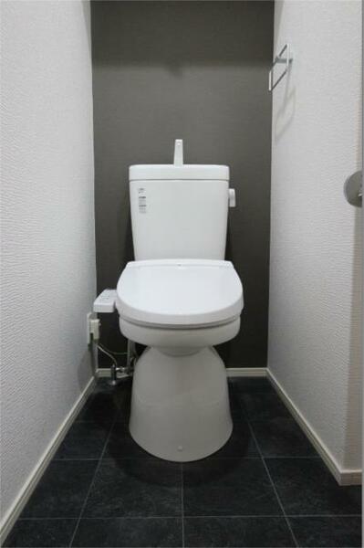 画像3:シックな雰囲気を醸し出すトイレでくつろぎの空間を。