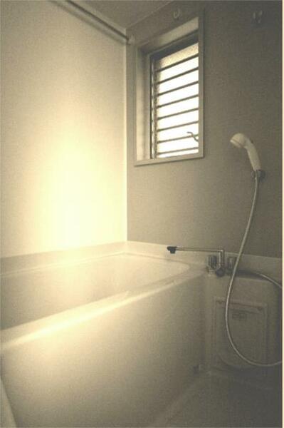 画像6:角部屋ならではの小窓付。浴室乾燥も設置されているので、雨天時の洗濯も安心して行えますね。