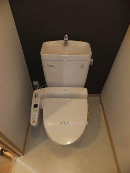 画像6:トイレの壁クロスの一部にアクセントクロスを採用しました☆温水洗浄便座完備☆