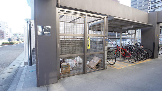 画像8:敷地内ゴミ捨て場、駐輪所