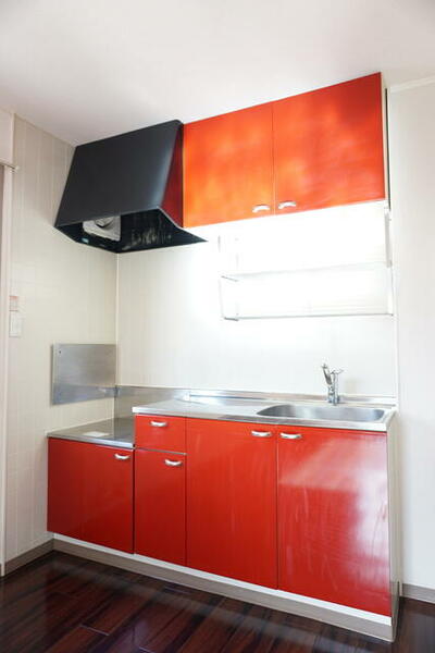 画像5:★赤のアクセントカラーが映えるキッチンです★