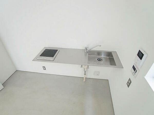 画像4:キッチンはIHコンロ付のスタイリッシュなデザイン