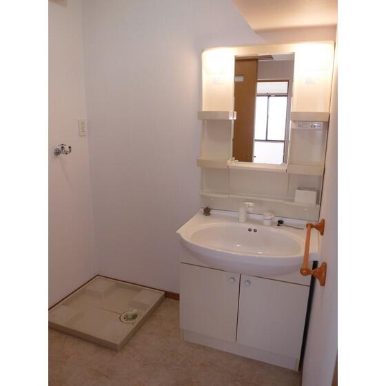 画像10:綺麗な洗面台と室内洗濯機置き場があります。