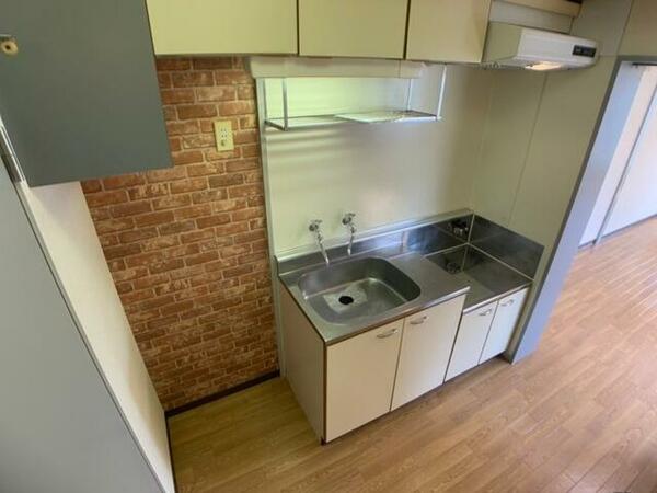 画像16:キッチンの隣には冷蔵庫を置けるスペースがありますね。