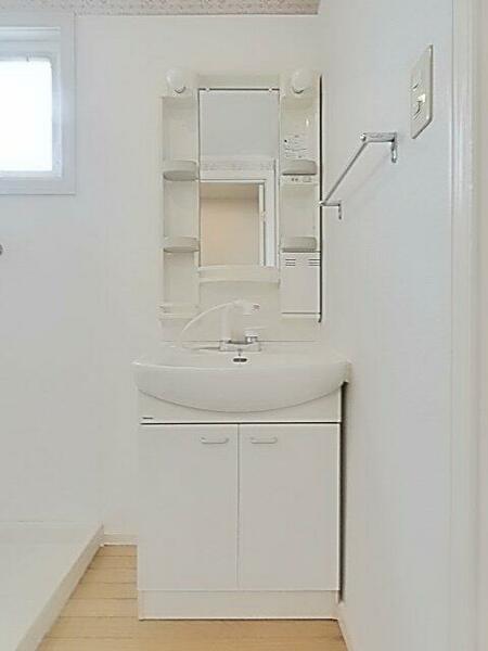 画像9:独立洗面台あり、毎朝おしゃれに忙しい女性の方におすすめです