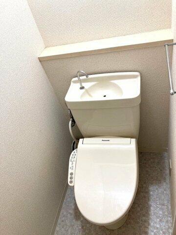 画像14:人気のシャワートイレ・バストイレ別です♪小物を置ける便利な棚やタオルハンガーも付いています♪
