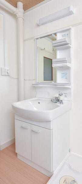 画像9:鏡の横に物がおける洗面台