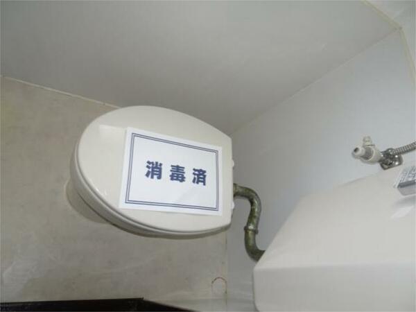 画像13:窓付で換気にも配慮されたトイレ