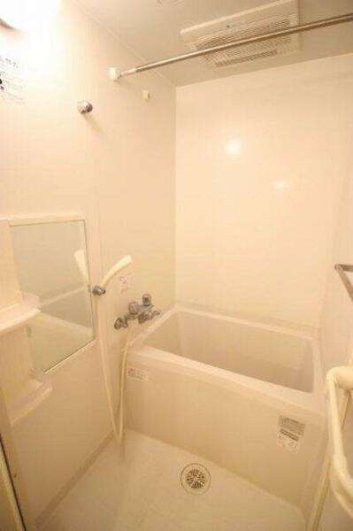 画像8:清潔感ある明るい浴室