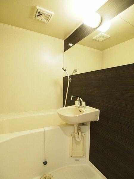 画像5:ワイドミラーが印象的な浴室です。