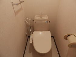 画像8:トイレ（温水洗浄暖房便座）