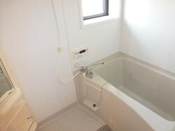 画像5:窓付き浴室です