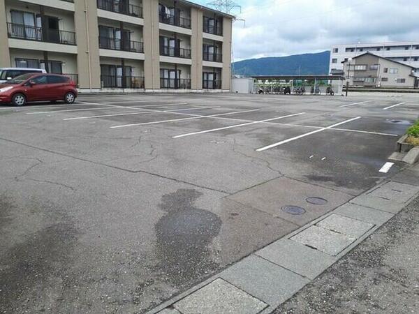 画像8:駐車場