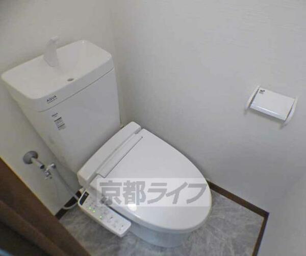 画像7:洗浄機能付きトイレです。