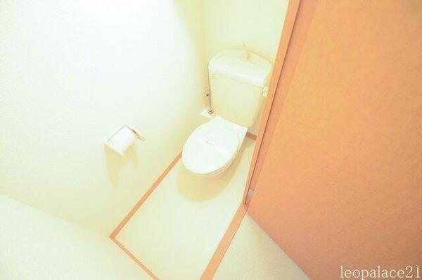 画像7:温かみのある色調でリラックスできるトイレ