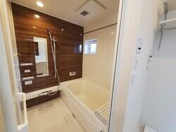 画像5:小窓・浴室乾燥機付きバスルーム（一坪浴槽）