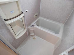 画像5:換気窓のある浴室