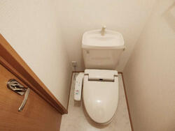 画像9:温水洗浄暖房便座付きトイレ