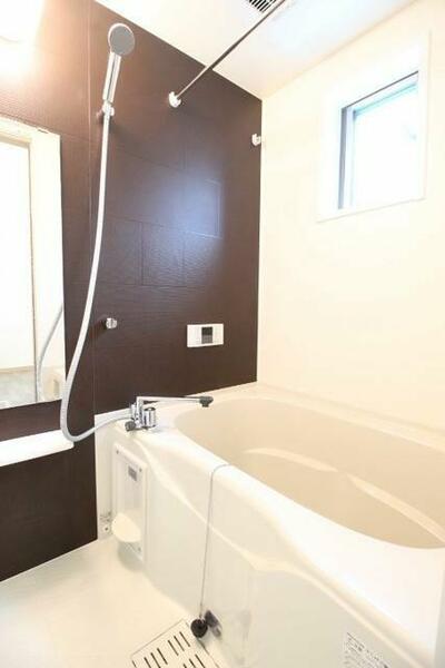 画像5:浴室はシックに落ち着いたデザイン★シャワー・鏡付き