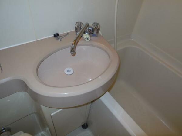 画像7:お風呂と一体化の洗面台、シャワーと歯磨き一緒にできます