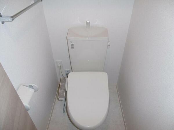 画像11:トイレ（温水洗浄暖房便座）