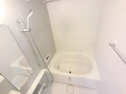 画像5:浴室乾燥機付き広めなお風呂です。