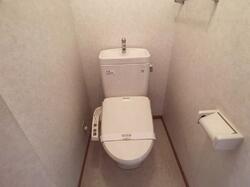 画像5:温水洗浄便座付きトイレです。
