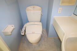 画像8:温水洗浄便座付きトイレ