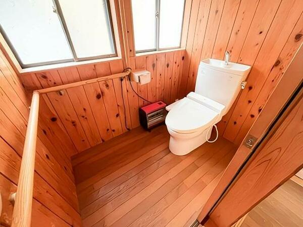バリアフリーに改装済のトイレ。明るくて清潔感があります