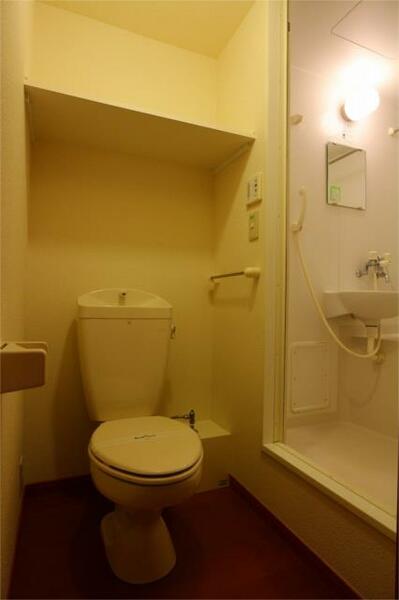 画像10:上部に棚有りで使い勝手良好なトイレ