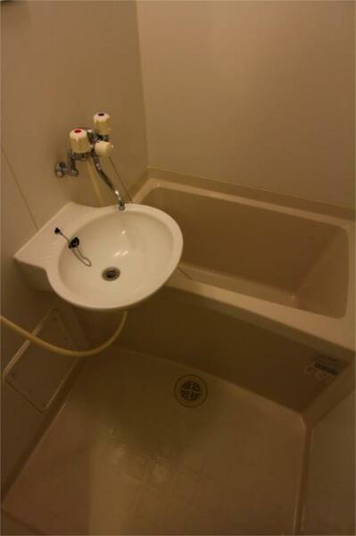 画像3:ゆっくり座れるサイズの浴槽