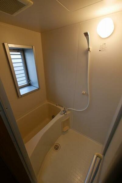 画像4:窓のある浴室