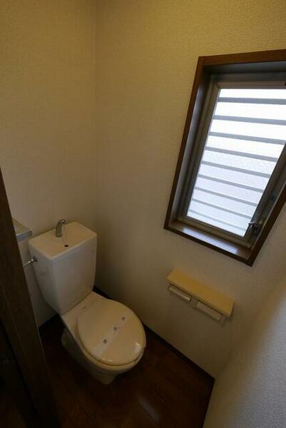 画像9:窓のあるトイレ