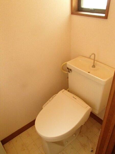 温水洗浄便座のついたトイレです